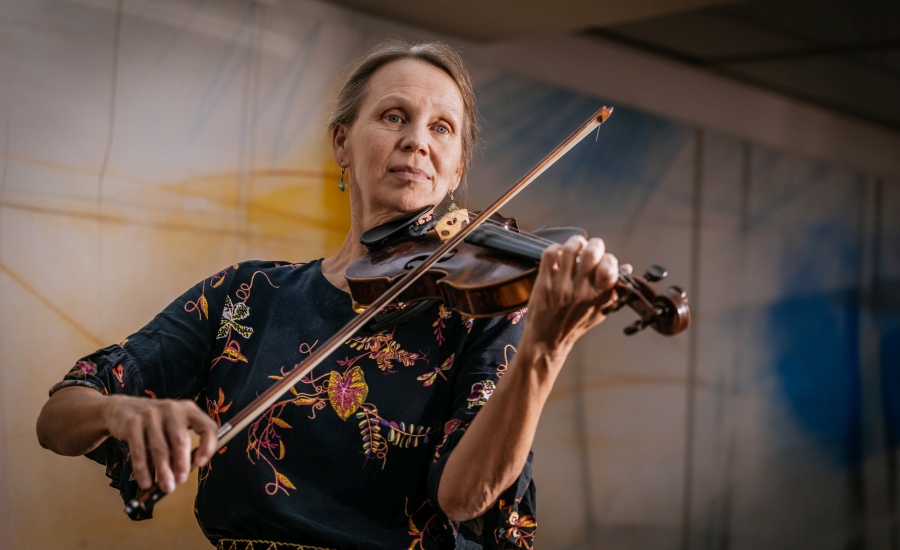 Katharina Wibmer spielt auf ihrer Geige.