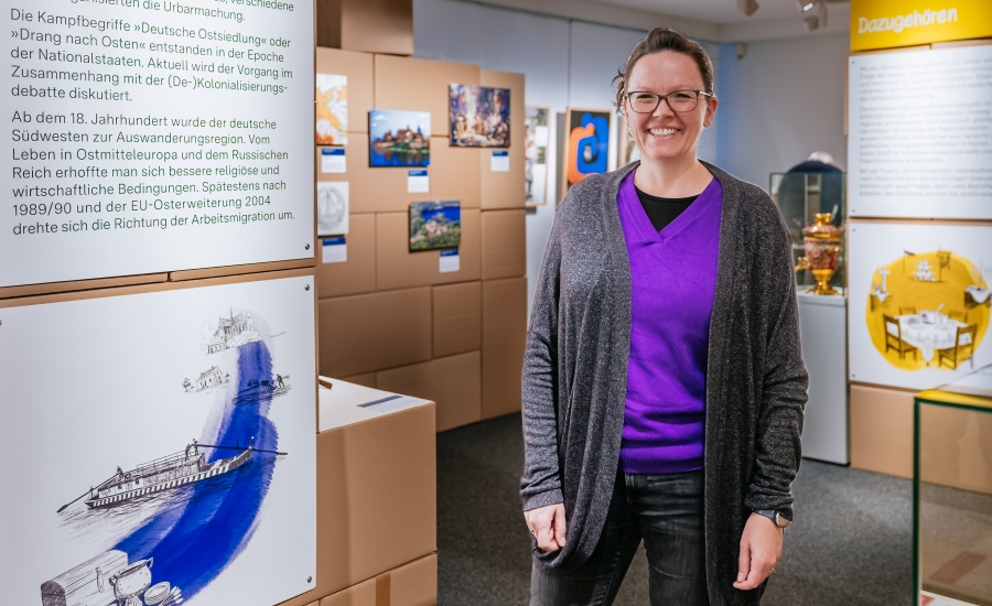 Die Künstlerin Sarah Chand in der Ausstellung, zu der ihre Illustrationen gehören.